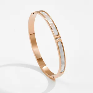 Roségoldener Titanarmreif mit weißer Muschel-Einlage und dreifachem Diamantbesatz
