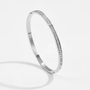 Elegante bracciale in acciaio al titanio con cristalli di zirconia e design minimalista