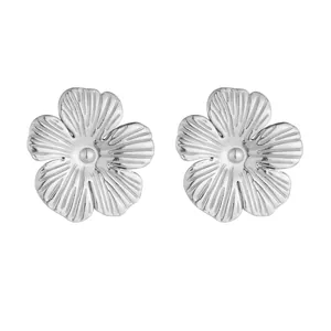 Pendientes de flor plateados con pétalos plisados y perla central para mujer