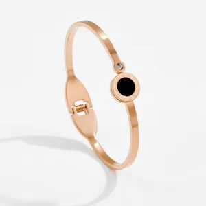 Bracciale rigido in oro rosa con numeri romani, disco nero e piccoli dettagli diamante