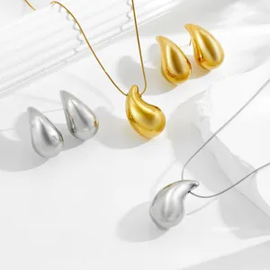 Elegante tropfenförmige Halsketten- und Ohrstecker-Sets in poliertem Gold- und Silberfinish