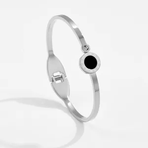 Bracciale rigido argento con numeri romani, intarsio nero e piccolo zircone incastonato