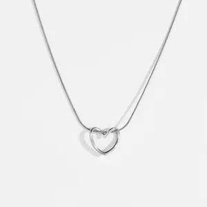 Collar de corazón minimalista plateado con cadena de serpiente elegante y acabado pulido