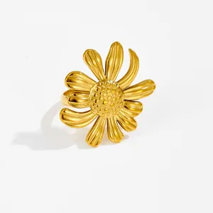 Goldener Gänseblümchen-Ring mit polierten Blütenblättern im minimalistischen Punk-Stil