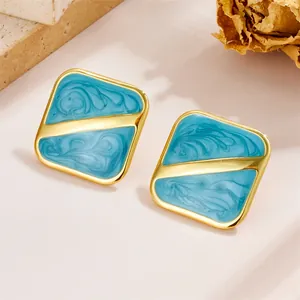 Chic vergoldete quadratische Ohrstecker mit blauem Marmor-Emaille und diagonalem Goldsteg