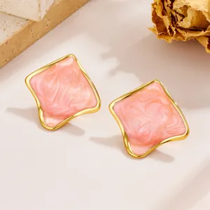 Unregelmäßige Ohrstecker mit rosa Marmoremaille und goldenem gewelltem Rand im Retro-Stil