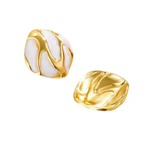 Unregelmäßige quadratische Goldohrringe mit weißem Marmor-Emaille für Retro-Look