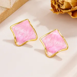 Nahaufnahme der goldenen Vintage-Ohrstecker mit rosa Marmor-Emaille in quadratischer Form