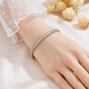 Elegante pulsera tenis dorada con circonitas de corte esmeralda para mujer