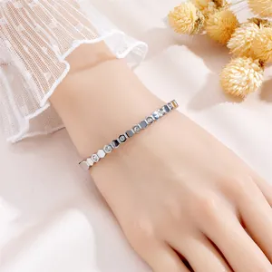Gepolijste zilveren honingraat armband met glanzende zirkonia op de vrouwenpols