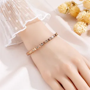 Elegante roségouden honingraat armband met fonkelende zirkonia op witte achtergrond