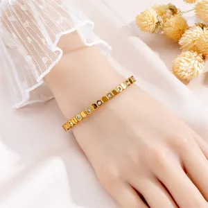 Detail van gouden honingraat armband met zirkonen gedragen op kanten manchetten
