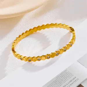 Macro-opname van gouden honingraat armband met geometrische texturen en kleine zirkoon
