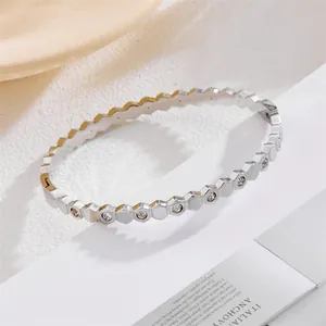 Moderne zilveren geometrische honingraat armband met fonkelende strass-steentjes