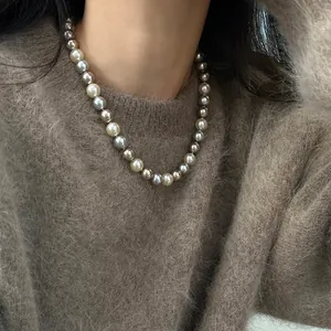 Elegante collana di perle sfumate multicolore con perle bianche e champagne su modella