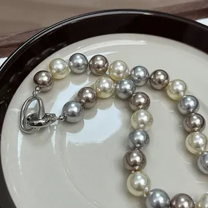 Dettaglio della collana di perle multicolori con chiusura a levetta OT in primo piano