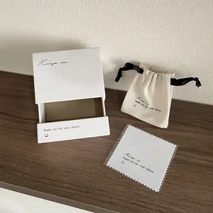 Ensemble d'emballage de bijoux minimaliste avec boîte à tiroirs, pochette et chiffon