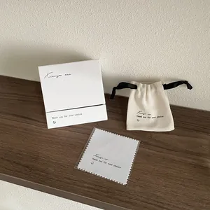 Coffret cadeau bijoux élégant avec pochette et chiffon de nettoyage sur étagère bois