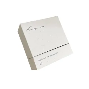 Boîte à bijoux blanche texturée pour boucles d'oreilles et bagues avec logo Xiaoya