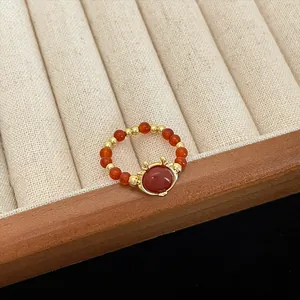 Anillo de cuentas de estilo chino con ágata roja y elementos de nube dorados