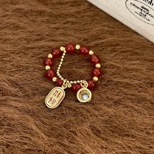 Anillo de cuentas rojas de estilo chino con amuleto dorado de suerte y cristal
