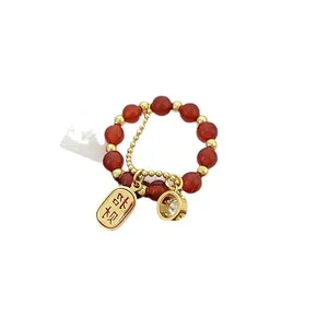 Anillo de cuentas de estilo chino con ágata roja y colgante de la suerte dorado