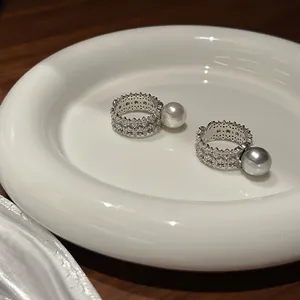 Bagues larges élégantes avec pavé de zircons et perles sur assiette en céramique