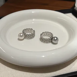 Détail de la bague large ouverte avec zircons et perles blanches et grises