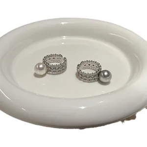 Bague large ajustable avec zircons micro-pave et perles élégantes blanches et grises