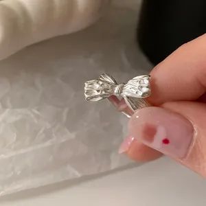 Strukturierter Schleifenring aus Silber mit offenem Design für elegante Frauen