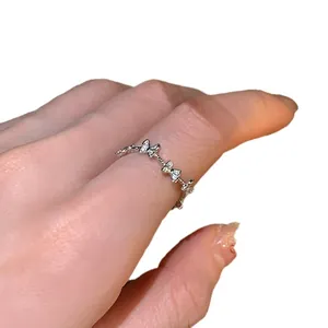 Bague papillon en argent avec zircons pour femme au design épuré et chic