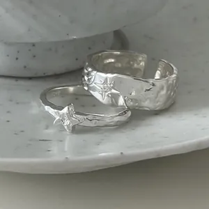 Detailaufnahme strukturierter S925 Sterlingsilber-Sternringe mit Hammerschlag-Optik