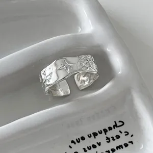 Makroaufnahme eines verstellbaren Sternenrings mit gehämmerter Metalltextur Finish