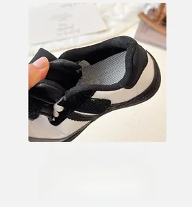 Détail de la doublure alvéolée respirante et fermeture velcro sur baskets pour enfants