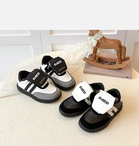 Détail de baskets en cuir pour filles avec velcro et logo PAED distinctif