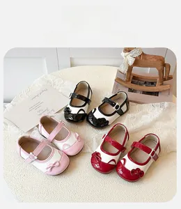 Drei Paar Mary Jane Mädchenschuhe mit süßen Katzenohren und Schleifen in Schwarz, Rosa und Rot
