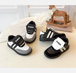 Vue de dessus de baskets modernes pour enfants avec logo PAED et détails en dentelle