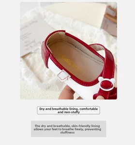 Detailansicht der Mädchen Mary Jane Schuhe mit Bären-Anhänger und Innenfutter