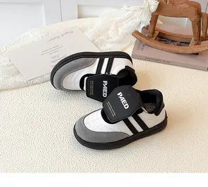 Détail de baskets filles montrant la fermeture velcro et la semelle en caoutchouc