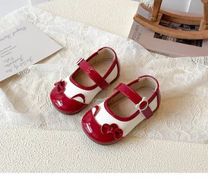 Detail von rot-weißen Mary-Jane-Schuhen mit Schleifendekoration und Katzenohren-Design