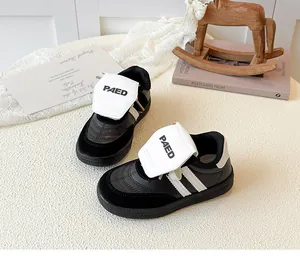 Vue détaillée des baskets noires et blanches pour filles avec logo PAED et scratch