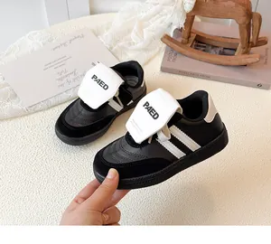 Détail de la basket noire pour fille avec bande velcro et logo PAED blanc élégant