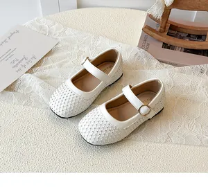 Detailansicht weißer Strass-Mary Janes mit Steppmuster und goldener Metallschnalle für Mädchen