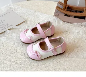 Rosa und cremefarbene Mary Jane Schuhe mit Schleife und Bären-Schnalle auf Spitze Hintergrund