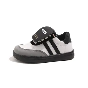 Baskets élégantes pour filles avec empiècements cuir noir et blanc et velcro