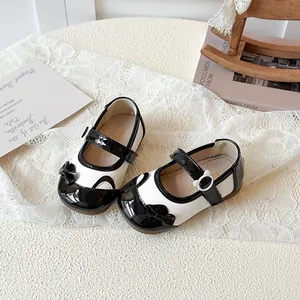 Klassische Mary Jane Schuhe für Mädchen aus schwarz-weißem Leder mit Bären-Schnalle