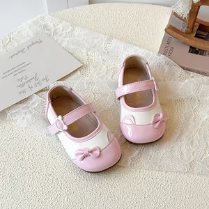 Mädchen Mary Jane Schuhe aus Lackleder in Pink und Weiß mit Schleife und Cartoon-Schnalle
