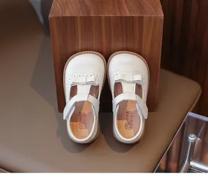 Vue de dessus de chaussures Mary Jane crème pour filles avec nœud et détails ajourés