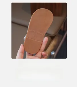 Vue détaillée de la semelle antidérapante pour sandales bébé avec logo MMGZ BABY