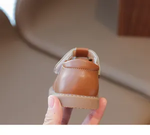 Vue détaillée de la chaussure en cuir marron pour fille avec talon renforcé et semelle